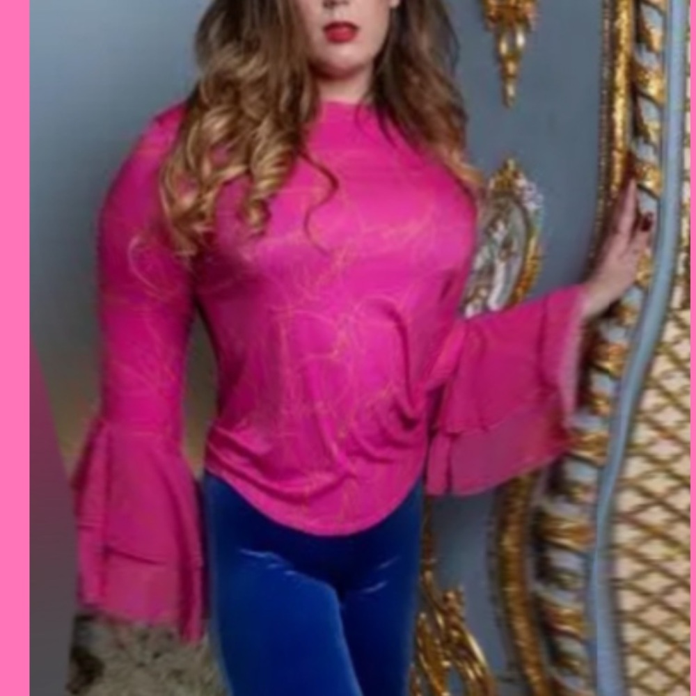 50% off w ♥️Shavonne Dorsey Top Pink Ultra Ruffle Bell Sleeve Love Print Stretch